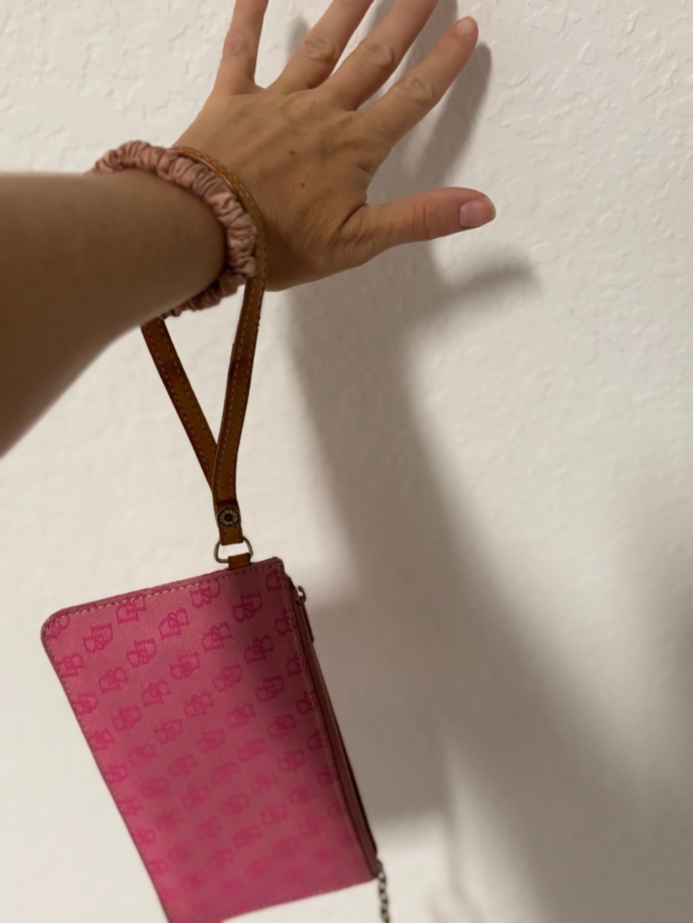 Dooney & Bourke Pink DB Logo Wristlet Wallet Fits iPhone Zip Pouch Tan Trim - Picture 6 of 8
